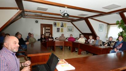 Bild: bey
Rupert Herrmann lässt im Rathaussaal Georgenberg die Geschichte des Ortsteiles Lösselmühle ablaufen.