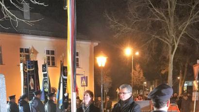 Bild: sns
Stadtpfarrer Stefan Wagner und Bürgermeister Martin Birner (von links) legten am Kriegerdenkmal einen Kranz nieder.