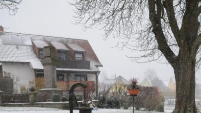 Bild: bey
Die Miesbrunner Dorfbevölkerung kümmert sich um die Grünanlagen im Ort. Ein Lob gibt es dafür von Bürgermeister Rainer Rewitzer.