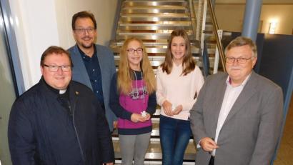 Bild: hai
Für Christkind Anna Hoppert und Engel Ana Verhovsek (Dritte und Vierte von links) ist der Terminkalender schon gut gefüllt. Zusammen mit Pfarrer Sven Grillmeier empfangen der Vorsitzende des Gewerbeverbandes, Franc Dierl, und Bürgermeister Manfred Porsch (von links) die beiden himmlischen Boten im Rathaus.