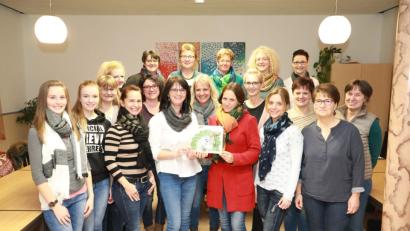 Bild: njn
"Quersinger"-Leiterin Angelika Hederer (Achte von links) überreicht die Spende von 1000 Euro an "Sternenkinder"-Vorsitzende Beatrix Kempf.