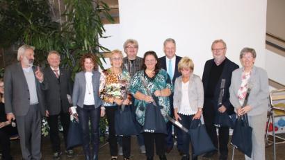 Bild: cog
VHS-Leiter Manfred Lehner (links) und Gerd Geismann, der Vorsitzende des Fördervereins (Zweiter von links), ehrten langjährige VHS-Dozenten