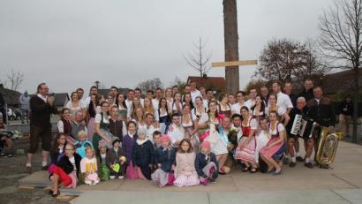 Bild: exb
15 Paare tanzen bei der Freihunger Kirwa um den Baum.