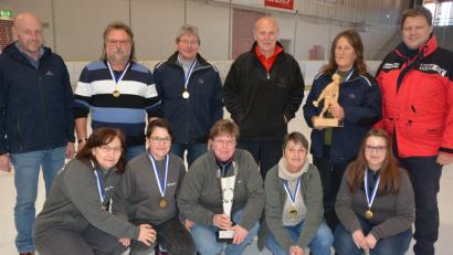 Bild: jr
Nur sieben Mannschaften nahmen am Samstag an den 33. Eisstock-Stadtmeisterschaften in der Mitterteicher Eissporthalle teil. Unser Bild zeigt hockend den Sieger der Hobbyschützen, (von links) die Gut-Holz-Keglerinnen mit Elfriede Schönberger, Sandra Weiß, Lisa Weiß, Petra Schüßler und Anja Weiß. Stehend (von links) Stadtverbandsvorsitzender Peter Haibach, ESC-Vorsitzender Stefan Grillmeier, Hans Fischer, Helmut Vogl, Gudrun Vogl und 2. Bürgermeister Stefan Grillmeier.