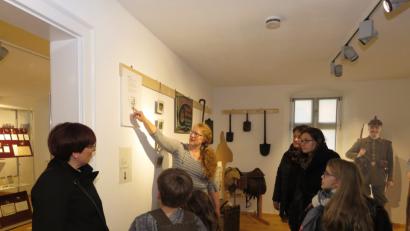 Bild: ubb
Bettina Weis zeigt den Besuchern der Ausstellung, wie ein Soldat im Ersten Weltkrieg gekleidet war.