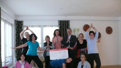 Bild: dob
Für das Sozialamt der Stadt gibt es eine 500-Euro-Spende. Yoga-Lehrerin Kerstin Birkner stellt die Einnahmen zur Verfügung und stockt den Betrag auf 500 Euro auf.