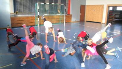 Bild: fvo
Voll bei der Sache und löwenstark sind die Mädchen und Buben des Waldthurner Kindergartens mit ihrer Übungsleiterin Martina Lorenz (Mitte hinten).