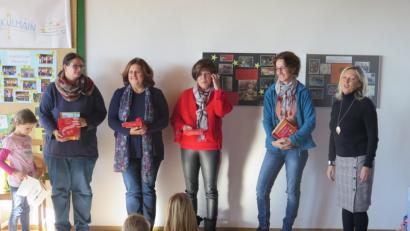 Bild: jzk
Rektorin Christiane Böhm (rechts) bedankt sich bei den vier Vorleserinnen Anja Clement, Sieglinde Lorenz, Ursula Pleier und Iris Abramowski (von links).