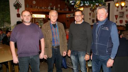 Bild: wro
Hubert Greil (links), Vorsitzender des Imkervereins Wiesau-Schönhaid, dankt den Referenten Josef Ernst, Harald Schlöger und Johann Schön (von rechts) für die umfassenden Informationen.