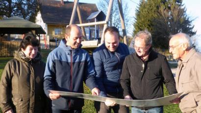 Bild: sön
Die SPD vor Ort im Baugebiet Strohberg-Nord in Wolfsbach: Beisitzerin Rita Thomas, Gemeinderatsmitglied und Ortsvorsitzender Hans Ram, Beisitzer Michael Eichenseer, Fraktionssprecher Hans Eichenseer und Gemeinderat Augustin Berschneider (von links).