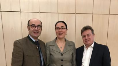 Bild: exb
Bildunterschrift: Prof. Dr. Robert H.G. Schwinger, Chefarzt der Medizinischen Klinik II am Klinikum Weiden, Dr. med. Elena Perlifan, Lungenfachärztin an der Medizinischen Klinik II und Prof. Dr. med. Stefan Rosenkranz, geschäftsführender Oberarzt der Medizinischen Klinik III am Universitätsklinikum Köln referierten beim 34. Medizinischen Forum. Foto: Kliniken Nordoberpfalz AG.