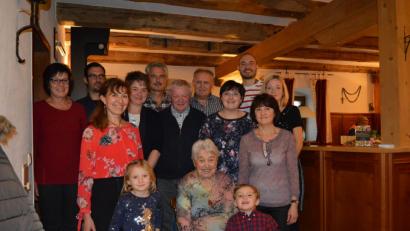 Bild: bej
Viele Hände von Familienangehörigen und Ehrengästen durfte Karolina Herdegen (vorne, Mitte) an ihrem 90. Geburtstag schütteln.