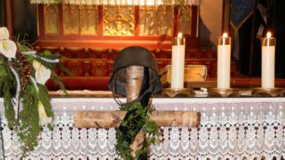 Bild: rpp
Der Altarraum der Pfarrkirche ist anlässlich des Volkstrauertages passend geschmückt.