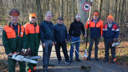 Bild: jr
Das ehrenamtliche TuS-Team packt kräftig an. Jetzt sind die Loipen im Großbüchlberger Forst für den bevorstehenden Winter vorbereitet worden. Von links Peter und Franz Grillmeier, TuS-Präsident Anton Bauernfeind, Reinhold Wedlich, Thomas Schiffmann, Manfred Günthner und Rudolf Hartwich.
