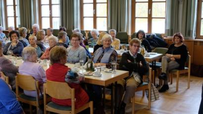 Bild: le
Hannes Rupprecht (stehend) setzt den grünen Hut auf, "dass das Hirn beieinander bleiben kann", und legt mit Geschichten los.