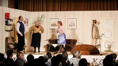 Bild: u
Der Sturz vom Hocker auf die Couch bleibt nicht ohne Folgen: Hilde (Kerstin Ackermann, rechts) und Apotheker Theobald Kümmerling (Hans Feischmann, links) werden gerade vermeintlich in flagranti von Babette, der Dame des Hauses Kümmerling (Saskia Krügelstein, Mitte), erwischt. Erklärungsversuche sind da zwecklos.