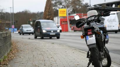 Bild: Petra Hartl
Seit der Halter am vergangenen Mittwoch auf dem Kaiser-Ludwig-Ring mit seiner Enduro gestürzt war, steht die Maschine als Verkehrshindernis auf dem Rad- und Fußweg gegenüber dem Busbahnhof. Die Polizei vermutet, dass der Fahrer (43) womöglich noch im Krankenhaus liegt und sich bisher nicht um den Abtransport kümmern konnte.