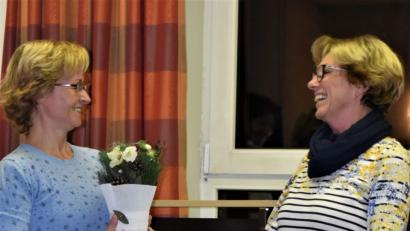 Bild: rgr
Gemeindereferentin Christine Gößl (links) sprach im Jugendheim über Bräuche, Feste und Feiern. Frauenbund-Vorsitzende Doris Schreglmann bedankte sich mit einer Christrose.