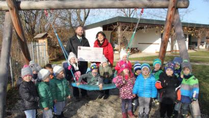 Bild: frd
Kindergartenleiterin Hildegard Kühner (hinten rechts) und ihre Schützlinge bedankten sich bei SpVgg-Jugendleiter Werner Gabler für die Spende.