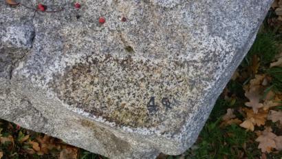 Bild: exb/Rainer Sollfrank
Den Marmor aus Dechantsees bei der Steingruppe am Armesberg versieht Georg Raithel ebenfalls mit seinem Meisterzeichen.