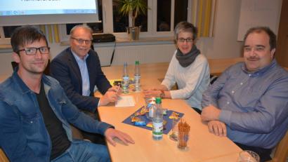 Bild: jr
Eine mehr als zufriedenstellende Bilanz zogen die Verantwortlichen des Konnersreuther Ferienprogramms bei der Abschlussveranstaltung. Mit dabei waren (von links) Jugendbeauftragter Wolfgang Pötzl, Bürgermeister Max Bindl, Ute Pflaum (Marktverwaltung) und stellvertretender Jugendbeauftragter Stefan Siller.
