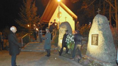 Bild: hkö
Wie die Feuerwehr Schwarzenreuth legt später auch Bürgermeister Peter König (links) am Ehrenmal einen Kranz nieder.