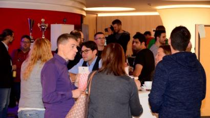 Bild: exb
Wissensaustausch beim DevCamp in lockerer Runde.