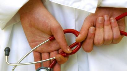 Bild: Patrick Pleul/dpa
Auch in der Region zeichnet sich eine radikale Umstrukturierung in der ärztlichen Versorgung ab. Dr. Martin Pöllath, Vorsitzender des Ärztlichen Kreisverbands Amberg-Sulzbach fordert, die Zahl der Medizin-Studienplätze zu erhöhen.