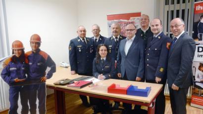 Bild: wpt
Sie besetzt die neue Geschäftsstelle des Bezirksfeuerwehrverbandes in der Bezirksklinik in Wöllershof: Kreisbrandmeisterin Miriam Schuller (dritte von links). Bei der Eröffnung gratulieren Fachbereichsleiter LFV Bayern Uwe Peetz (von links), Landesjugendfeuerwehrwart Heinrich Scharf, Kreisbrandrat Fredi Weiß, Konrad Kastner, Direktor Wirtschaft und Finanzen bei der Medbo, Bezirkstagspräsident Franz Löffler sowie Kreisbrandrat Marco Saller und stellvertretender Landrat Albert Nickl.