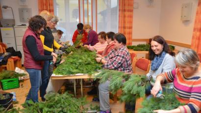 Bild: dob
Die Waldauer Frauenbundmitglieder sind fast mit den fleißigen Advents- und Weihnachtswichteln zu vergleichen, die bald wieder rührig und unentwegt unterwegs sind.