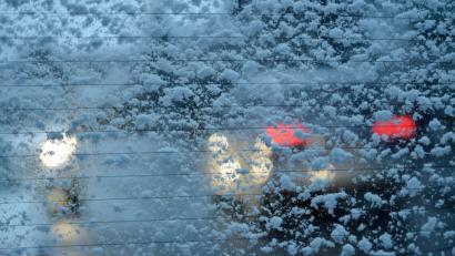 Bild: Angelika Warmuth/dpa
Autos fahren durch den ersten Schnee der Saison.