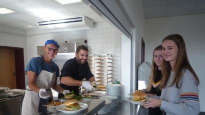 Bild: exb
Bei der Mittagsverpflegung in der Mittelschule durften jetzt die Mädchen und Jungs ihren Speiseplan mitgestalten.