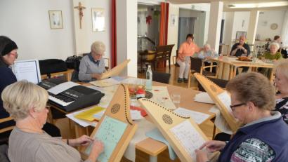 Bild: dob
Das Veeh-Harfen-Ensemble gab im Walter-Siegert-Caritasheim eine Kostprobe ihres Könnens ab und beschenkte die Bewohner mit altbekanntem Liedgut.
