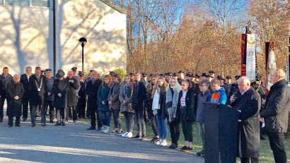 Bild: cr
Neuntklässler der Mittelschule tragen mit anschaulichen Berechnungen den Wahnsinn von Kriegen vor. Die Tatsache, dass eine Schule sich hier engagiert, bingt ihr Lob von allen Seiten.