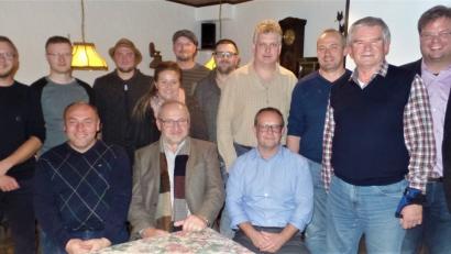 Bild: jml
Die nächsten fünf Jahre im Dorferneuerungsausschuss aktiv: Sitzend, von links: Zweiter Bürgermeister Gerhard List, Vorsitzender Rudolf Götz und Marktrat Norbert Merkel. Hinten, Zweiter von links: Walter Fischer, Nico Heldmann, Stefanie Kiesler, Martin Teicher, Markus Götz, Reiner Kunkel und Andreas Fischer (von links). Einige der gewählten Kandidaten waren nicht anwesend. AlE-Sachgebietsleiter Frank Langguth (rechts) leitete mit Objektbetreuer Ludwig Spiller und dessen Vertreter Norman Langenhan (links) die Wahl.