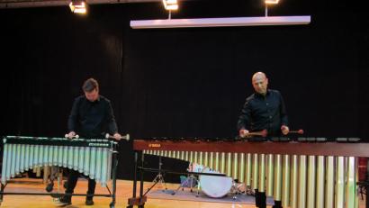 Bild: aks
Vom Telefon auf die Marimba: "Busy Signal" mit Eckhard Kopetzki (rechts) und Philipp Gerlicher (links).