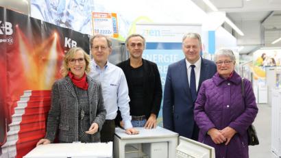 Bild: anv
Kathrin Schmidt (Sparkasse Amberg-Sulzbach) und K+B-Marktleiter Martin Heller übergeben zusammen mit Joachim Scheid (Klimaschutzkoordinator in Amberg-Sulzbach) und Landrat Richard Reisinger den neuen Kühlschrank an Helma Ortner (von links).