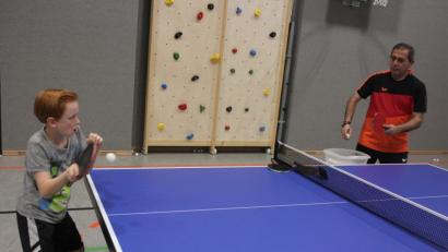 Bild: kro
Munir Jassem im intensiven Balltraining mit dem erst zehnjährigen Samuel Vavrinek.