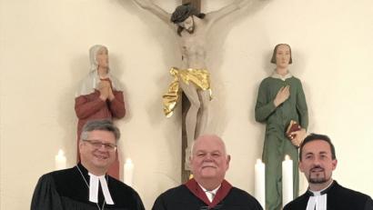 Bild: wku
Hans Fritsche (Mitte) wird von Dekan Karlhermann Schötz (links) in sein Amt als Prädikant eingeführt Mit dabei Stadtpfarrer Stefan Fischer.