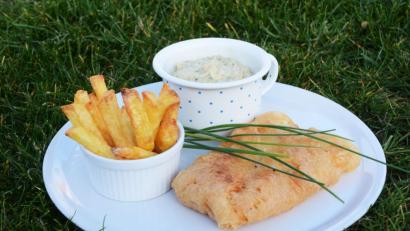 Bild:  Gabi Schönberger
Goldbraun und knusprig sind Fisch und Pommes frites. Dazu serviert Michael Schiffer eine Sauce Tartar.