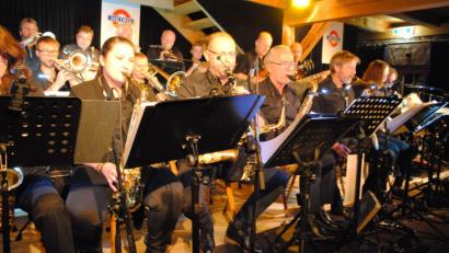 Bild: gge
Jeder Zentimeter der Bühne ist mit Musikern der Metro-Jazz-Band war besetzt