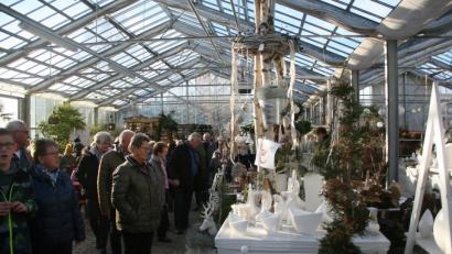 Bild: wro
Noch mehr Besucher als in den vergangenen Jahren interessierten sich diesmal für die Angebote beim "Weihnachts-Lichterfest" der Gärtnerei Schinner.