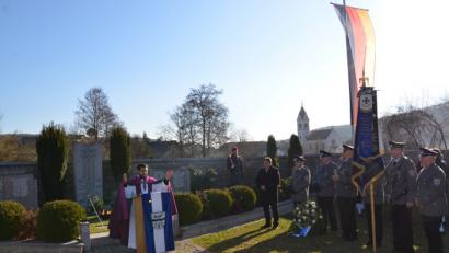 Bild: ga
Pater Binu (am Pult) gedachte bei der Gedenkfeier am Ehrenmal im Unterauerbacher Friedhof der Gefallenen und Vermissten der Kriege. Die SKK Auerbachtal (rechts) hatte die Feier vorbereitet.
