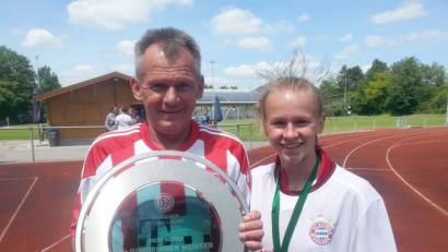Bild: ref
Laura Donhauser mit Vater Gerd. „Wir waren sehr enttäuscht und hatten uns mehr ausgerechnet“, schrieb sie ihm nach der 0:1-Niederlage gegen Kamerun.