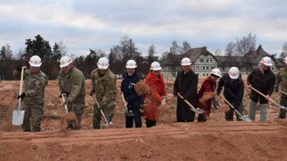 Bild: rgr
Der Bau der neuen Elementary School wurde symbolhaft mit dem Spatenstich begonnen. Das Bild zeigt unter anderen Colonel Adam J. Boyd (Dritter von links), Roman Beer vom Staatlichen Bauamt (Fünfter von links) sowie (von rechts) Colonel John K. Baker und Schuldirektor Matthew Kralevich.