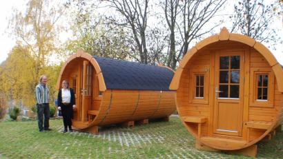 Bild: enz
Die Leiterin der Gäste-Information Ursula Stingl mit Harald Waidhas, Campingplatz Platzermühle, bei der Besichtigung und Vorstellung der Schlaffässer.