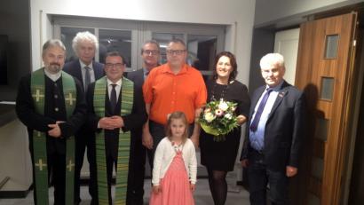 Bild: stg
Freude über die neue Ausstellung herrscht nicht nur bei Georg-Michael (Dritter von rechts) und Daniela Fütterer sowie Tochter Emma, sondern auch bei (von links) Pfarrer Dirk Grafe, Landrat Wolfgang Lippert, Pfarrer Konrad Amschl, Bürgermeister Werner Nickl sowie Karl Arnold.