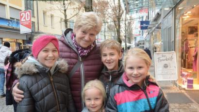 Bild: Gabi Schönberger
Ihren schulfreien Tag verbringen Antonia (10), Jonas (8) und Hanna (7) samt der kleinen Luca (4) mit Oma Marianne Linsmeier in Weidens Einkaufsmeile. „Wir schauen schon mal, was das Christkind dieses Jahr bringen könnte“, sagt die 58-Jährige aus Schönsee.