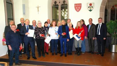 Bild: Andreas Royer
Bürgermeister Michael Göth, Personalleiter Roland Maul (von rechts) und 3. Bürgermeister Hans-Jürgen Reitzenstein (Achter von links) beglückwünschten die Jubilare und verabschiedeten die Ruheständler.