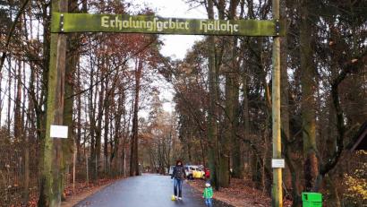 Bild: Thomas Dobler
Auch wenn sich die Temperaturen dem Gefrierpunkt nähern, kommen trotzdem Besucher in den Wild- und Freizeitpark Höllohe. Er ist in allen Altersgruppen beliebt, nicht nur bei jungen Eltern und ihrem Nachwuchs.